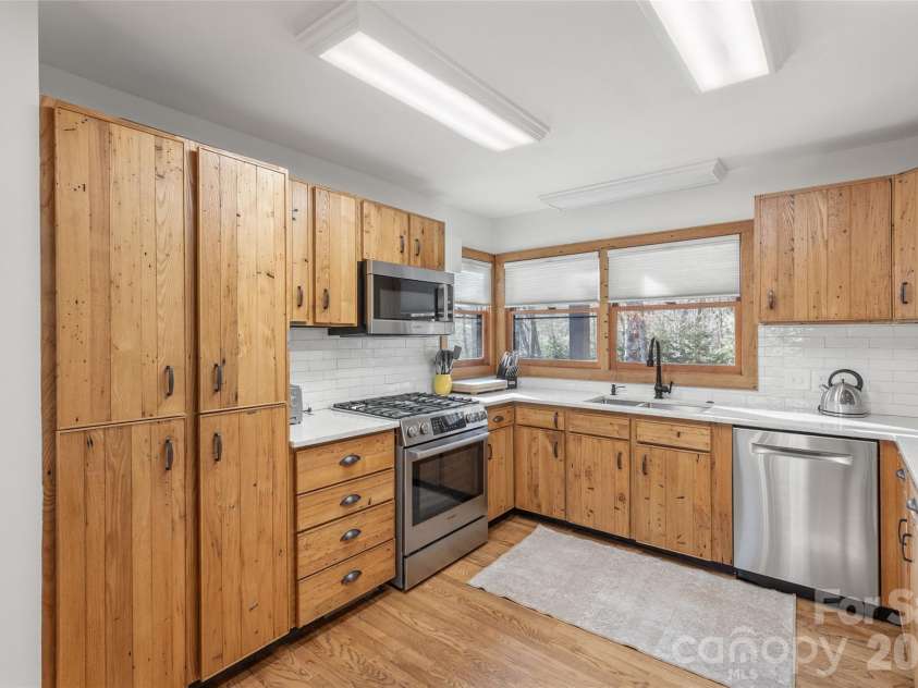 85 & 95 Ralph Thomas Road, Highlands, NC 28741.  MLS# CAR4395002, YatesRealty ID 32961. 95 Ralph Thomas Rd - Kitchen