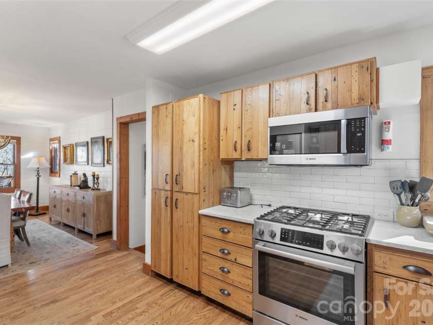 85 & 95 Ralph Thomas Road, Highlands, NC 28741.  MLS# CAR4395002, YatesRealty ID 32961. 95 Ralph Thomas Rd - Kitchen