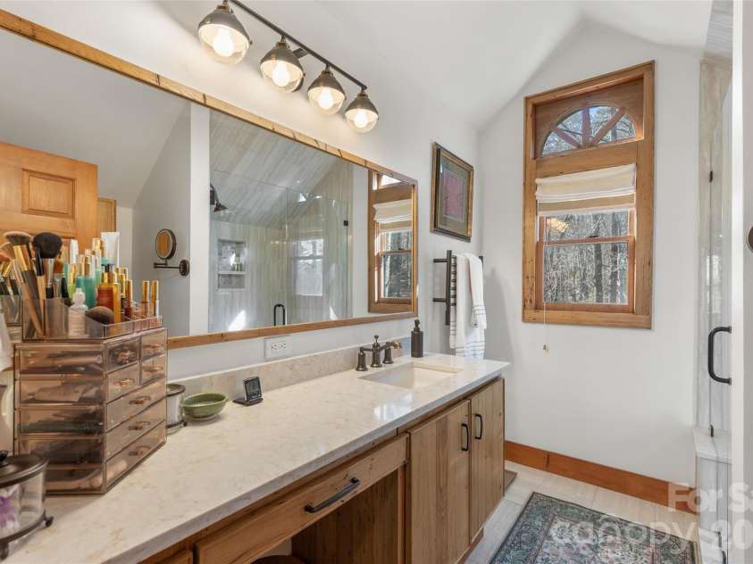 85 & 95 Ralph Thomas Road, Highlands, NC 28741.  MLS# CAR4395002, YatesRealty ID 32961. 95 Ralph Thomas Rd - Primary Ensuite Bathroom Upstairs