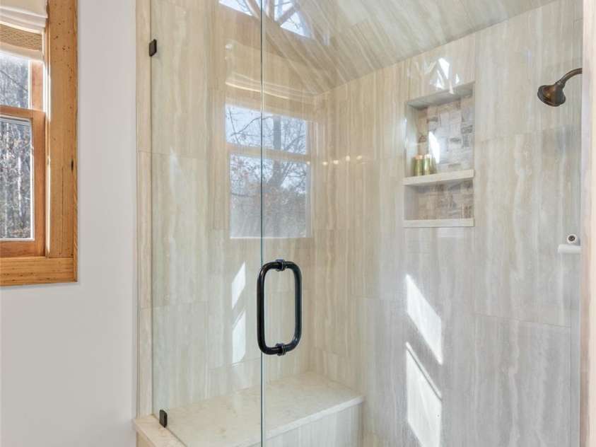 85 & 95 Ralph Thomas Road, Highlands, NC 28741.  MLS# CAR4395002, YatesRealty ID 32961. 95 Ralph Thomas Rd - Primary Ensuite Bathroom Upstairs