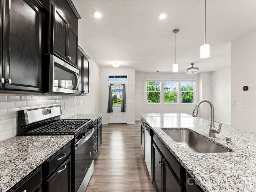 11010 Chalkbark Lane, Charlotte, NC 28262.  MLS# CAR4378415, YatesRealty ID 32962. Granite Countertops