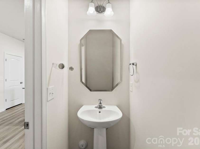 11010 Chalkbark Lane, Charlotte, NC 28262.  MLS# CAR4378415, YatesRealty ID 32962. Main Floor Half Bath