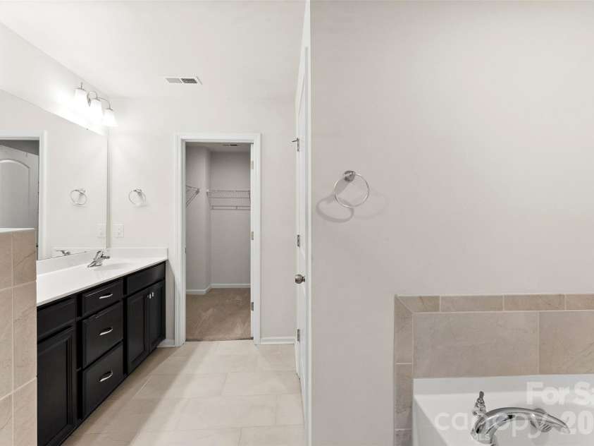 11010 Chalkbark Lane, Charlotte, NC 28262.  MLS# CAR4378415, YatesRealty ID 32962. Primary ensuite