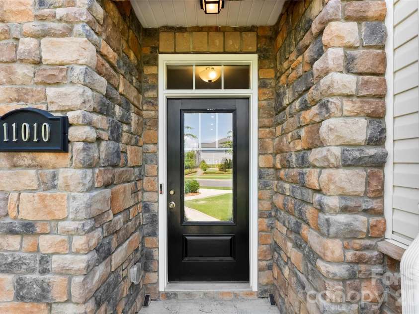 11010 Chalkbark Lane, Charlotte, NC 28262.  MLS# CAR4378415, YatesRealty ID 32962. WELCOME HOME