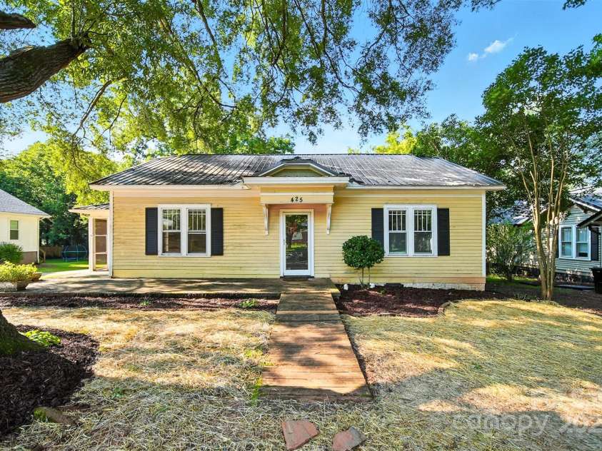 425 8th Street, Newton, NC 28658.  MLS# CAR4292644, YatesRealty ID 32962. 