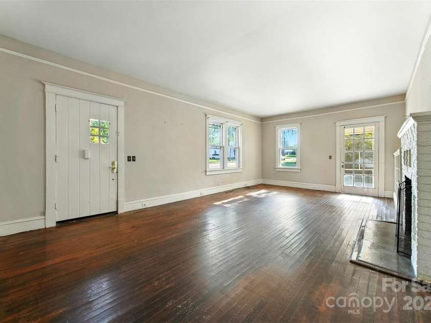 425 8th Street, Newton, NC 28658.  MLS# CAR4292644, YatesRealty ID 32962. 