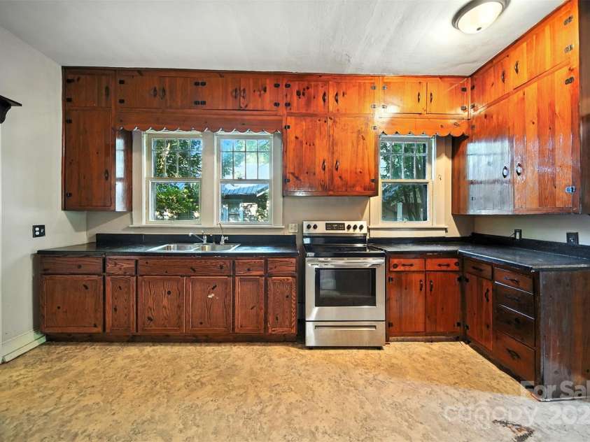 425 8th Street, Newton, NC 28658.  MLS# CAR4292644, YatesRealty ID 32962. 