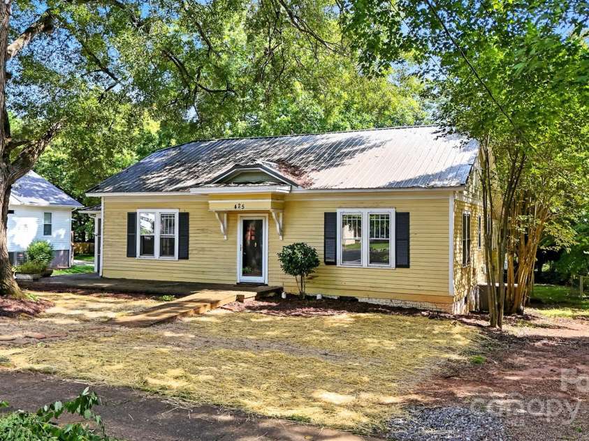 425 8th Street, Newton, NC 28658.  MLS# CAR4292644, YatesRealty ID 32962. 