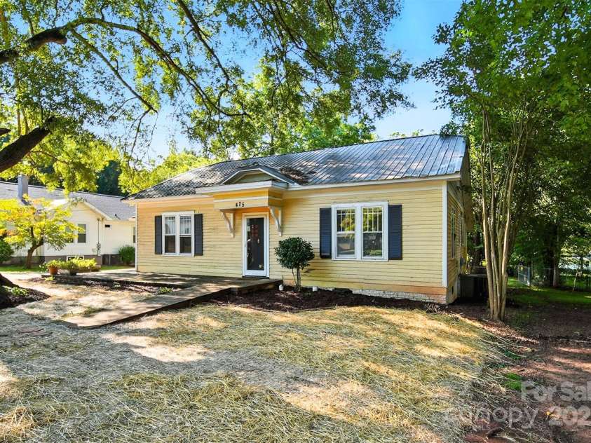 425 8th Street, Newton, NC 28658.  MLS# CAR4292644, YatesRealty ID 32962. 