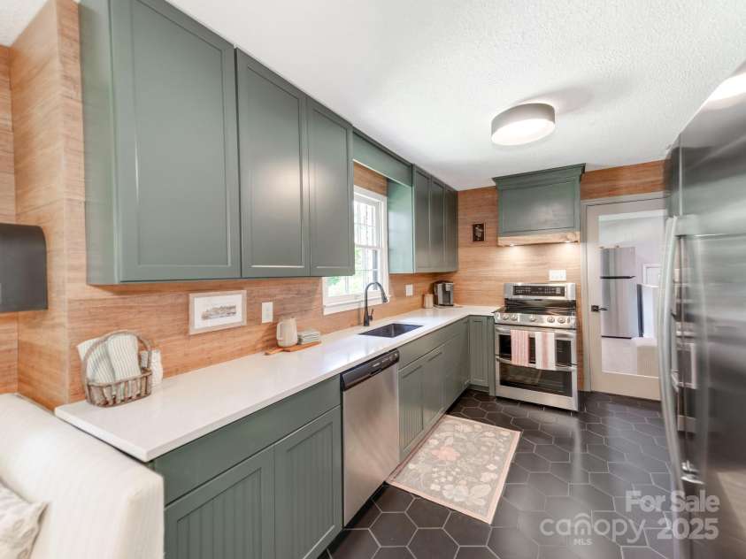 607 School Street, Maiden, NC 28650.  MLS# CAR4279991, YatesRealty ID 32963. 
