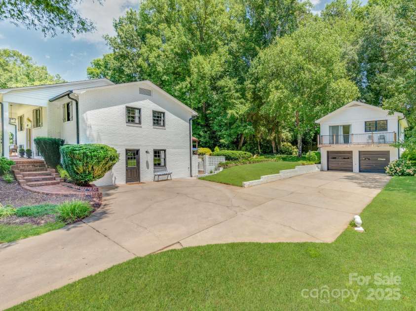 607 School Street, Maiden, NC 28650.  MLS# CAR4279991, YatesRealty ID 32963. 