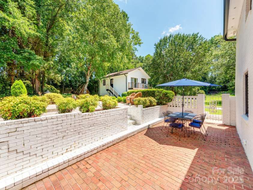 607 School Street, Maiden, NC 28650.  MLS# CAR4279991, YatesRealty ID 32963. 