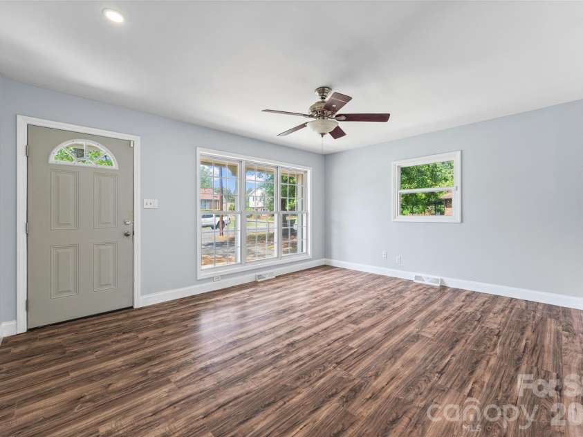 4713 Tanglebriar Drive, Charlotte, NC 28208.  MLS# CAR4396013, YatesRealty ID 32965. 