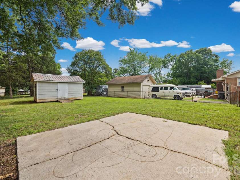 4713 Tanglebriar Drive, Charlotte, NC 28208.  MLS# CAR4396013, YatesRealty ID 32965. 