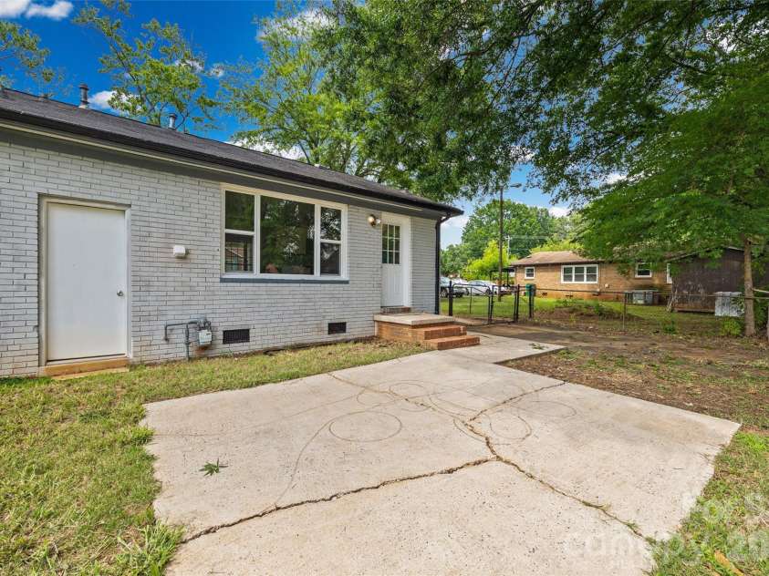 4713 Tanglebriar Drive, Charlotte, NC 28208.  MLS# CAR4396013, YatesRealty ID 32965. 