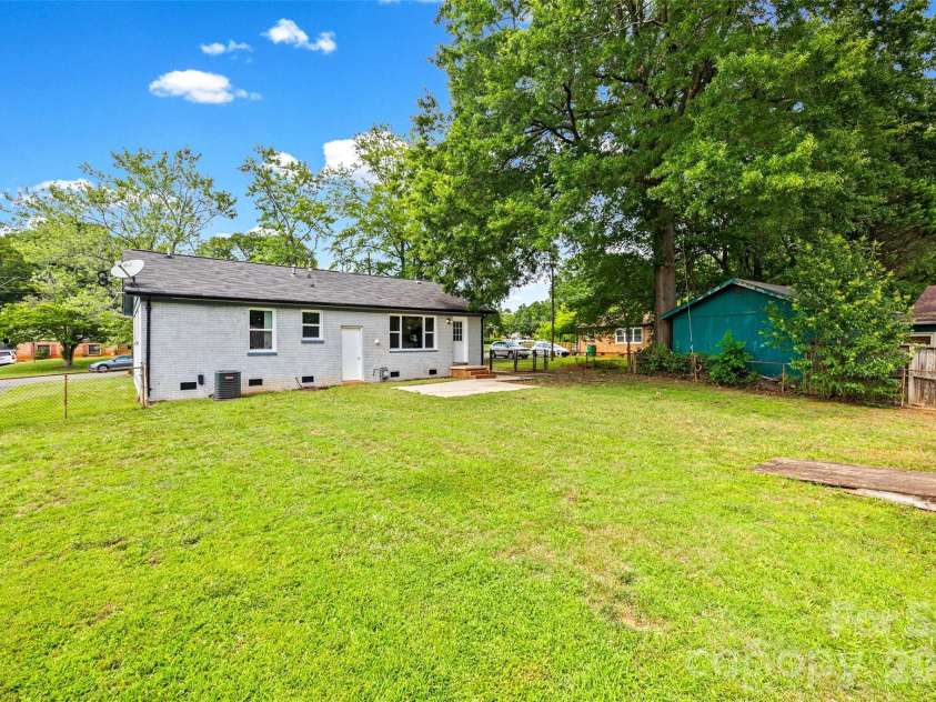 4713 Tanglebriar Drive, Charlotte, NC 28208.  MLS# CAR4396013, YatesRealty ID 32965. 