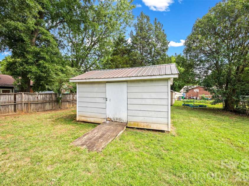 4713 Tanglebriar Drive, Charlotte, NC 28208.  MLS# CAR4396013, YatesRealty ID 32965. 