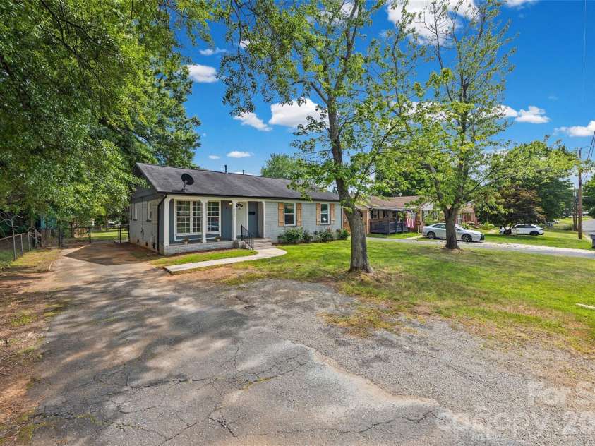 4713 Tanglebriar Drive, Charlotte, NC 28208.  MLS# CAR4396013, YatesRealty ID 32965. 