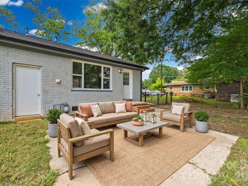 4713 Tanglebriar Drive, Charlotte, NC 28208.  MLS# CAR4396013, YatesRealty ID 32965. 