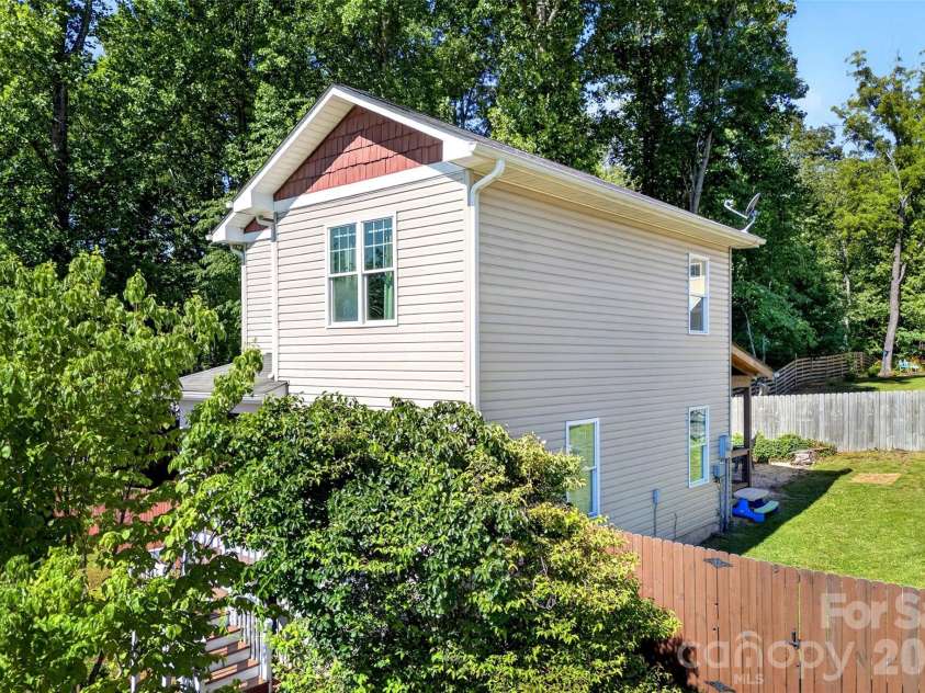 12 Jubilee Circle, Black Mountain, NC 28711.  MLS# CAR4394096, YatesRealty ID 32966. 