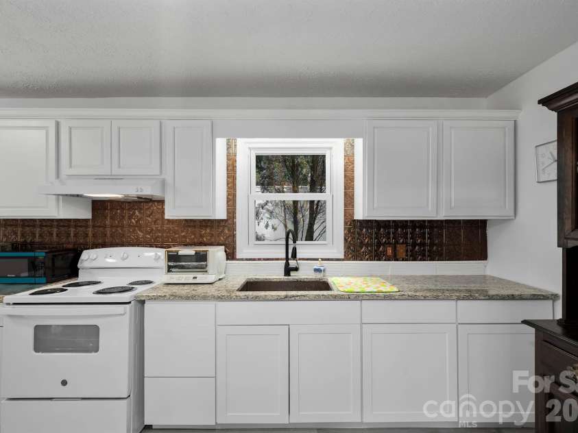 389 Rollins Road, Marshall, NC 28753.  MLS# CAR4396683, YatesRealty ID 32968. 