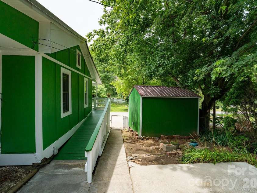 389 Rollins Road, Marshall, NC 28753.  MLS# CAR4396683, YatesRealty ID 32968. 