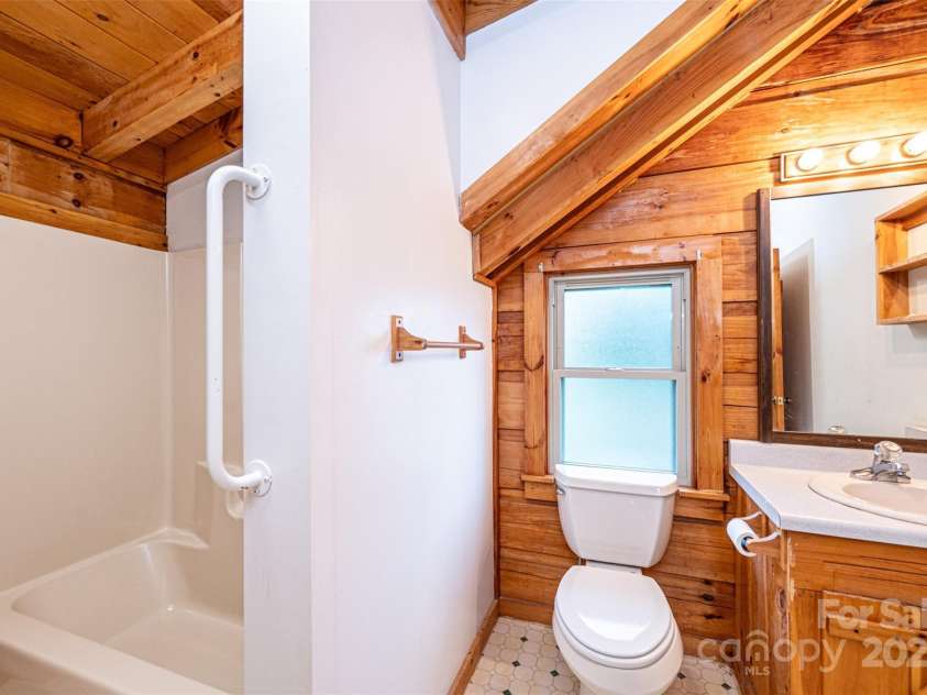 89 Birchfield Mill Loop, Nebo, NC 28761.  MLS# CAR4187261, YatesRealty ID 3297. Upstairs Bathroom