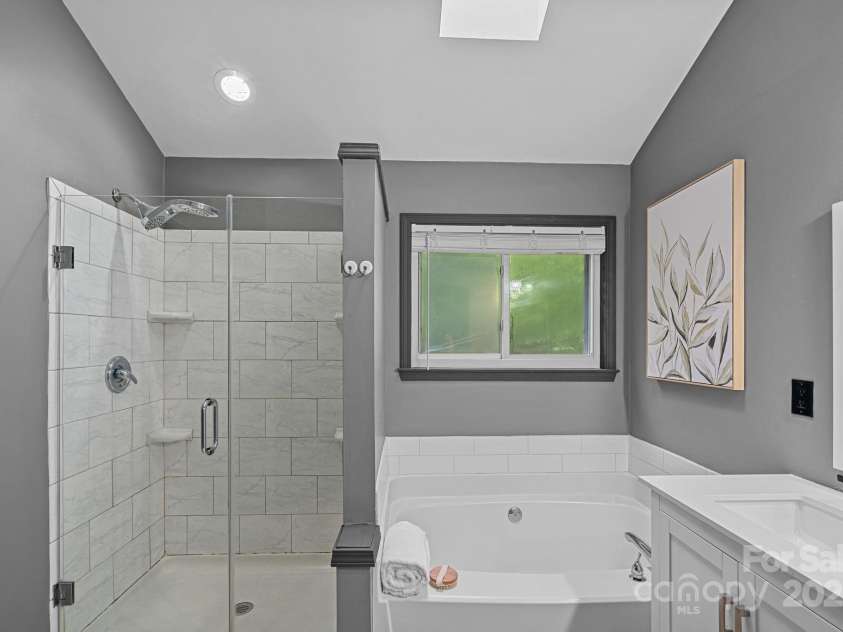 4123 Beauvista Drive, Charlotte, NC 28269.  MLS# CAR4283013, YatesRealty ID 32970. 