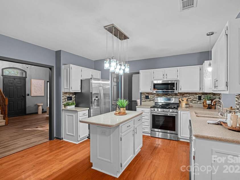 4123 Beauvista Drive, Charlotte, NC 28269.  MLS# CAR4283013, YatesRealty ID 32970. 