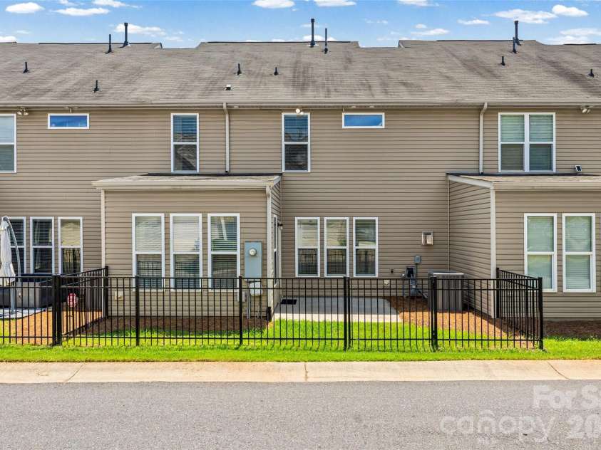 5125 Mount Clare Lane, Charlotte, NC 28210.  MLS# CAR4393612, YatesRealty ID 32970. 