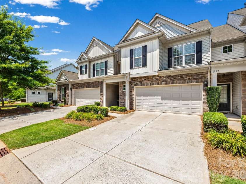 5125 Mount Clare Lane, Charlotte, NC 28210.  MLS# CAR4393612, YatesRealty ID 32970. Driveway can accomodate 2 cars