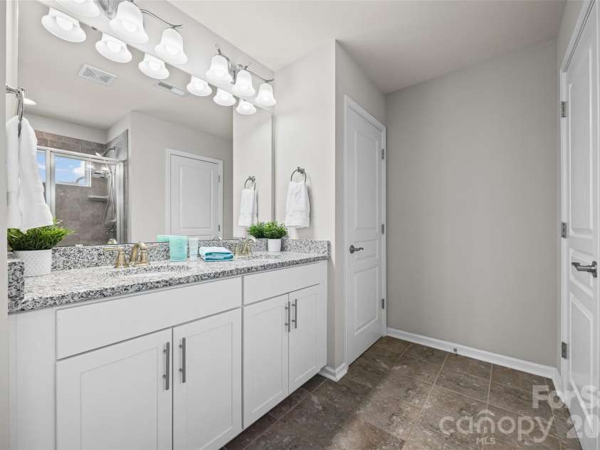 5125 Mount Clare Lane, Charlotte, NC 28210.  MLS# CAR4393612, YatesRealty ID 32970. Ensuite Bath for Primary Bedroom
