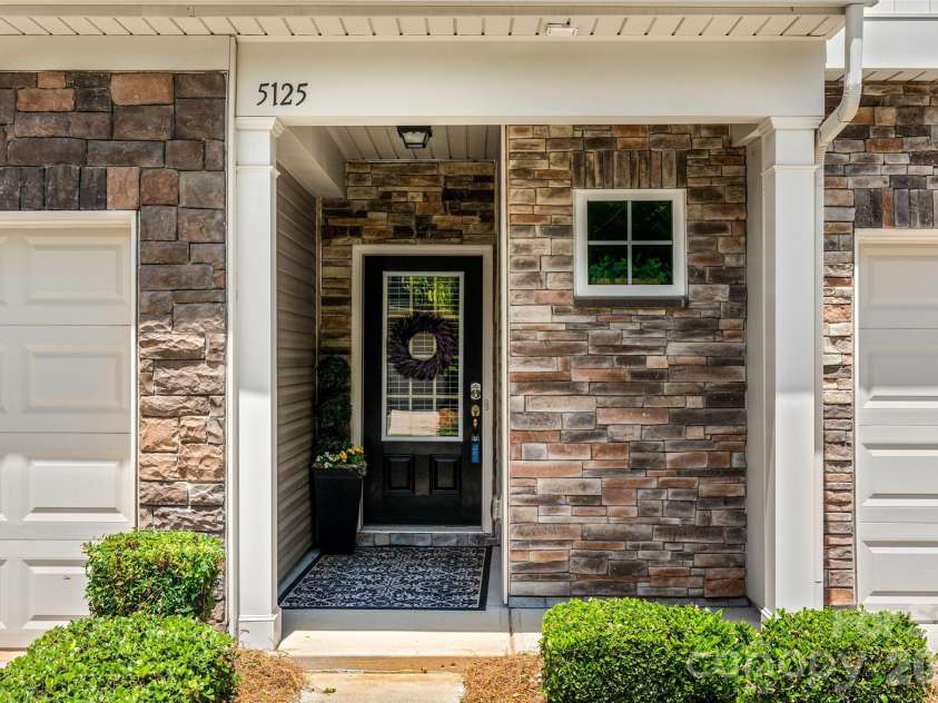 5125 Mount Clare Lane, Charlotte, NC 28210.  MLS# CAR4393612, YatesRealty ID 32970. Front Entry