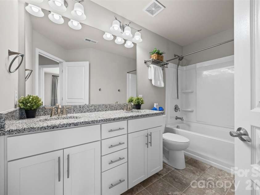 5125 Mount Clare Lane, Charlotte, NC 28210.  MLS# CAR4393612, YatesRealty ID 32970. Hall Bath