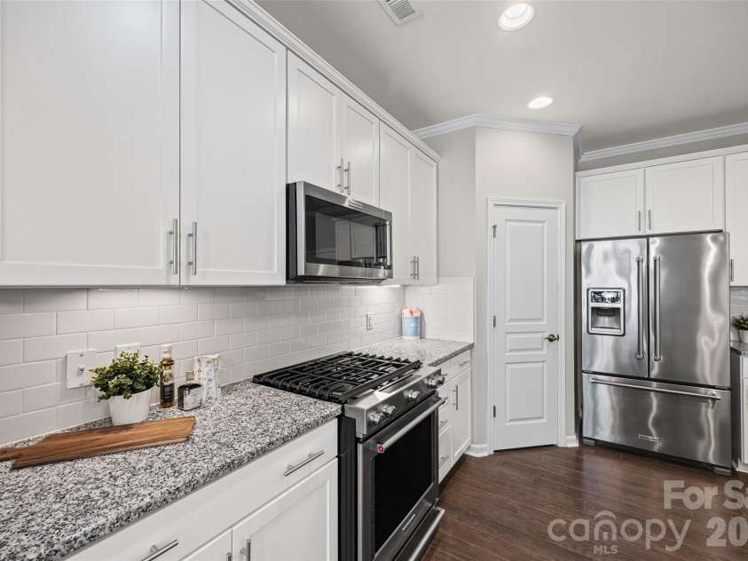 5125 Mount Clare Lane, Charlotte, NC 28210.  MLS# CAR4393612, YatesRealty ID 32970. Kitchen has gas range