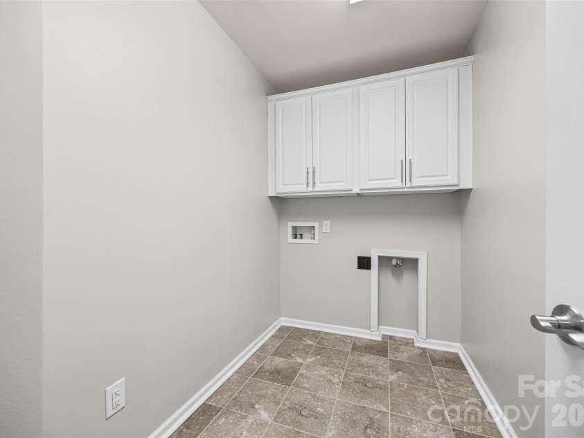 5125 Mount Clare Lane, Charlotte, NC 28210.  MLS# CAR4393612, YatesRealty ID 32970. Laundry Room next to Primary Bedroom