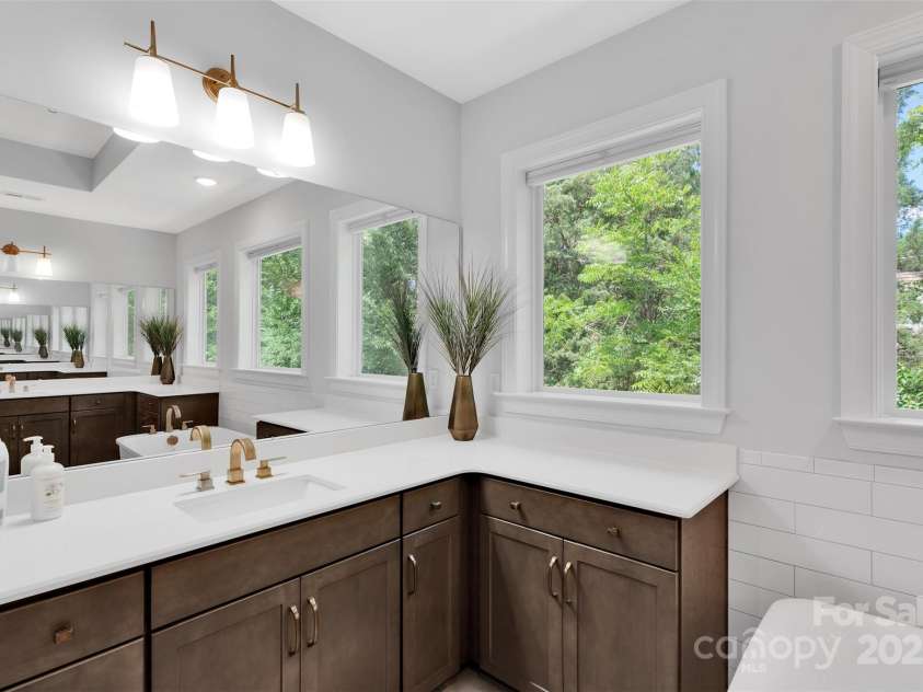 5052 Lesleewood Court, Charlotte, NC 28226.  MLS# CAR4278308, YatesRealty ID 32975. 
