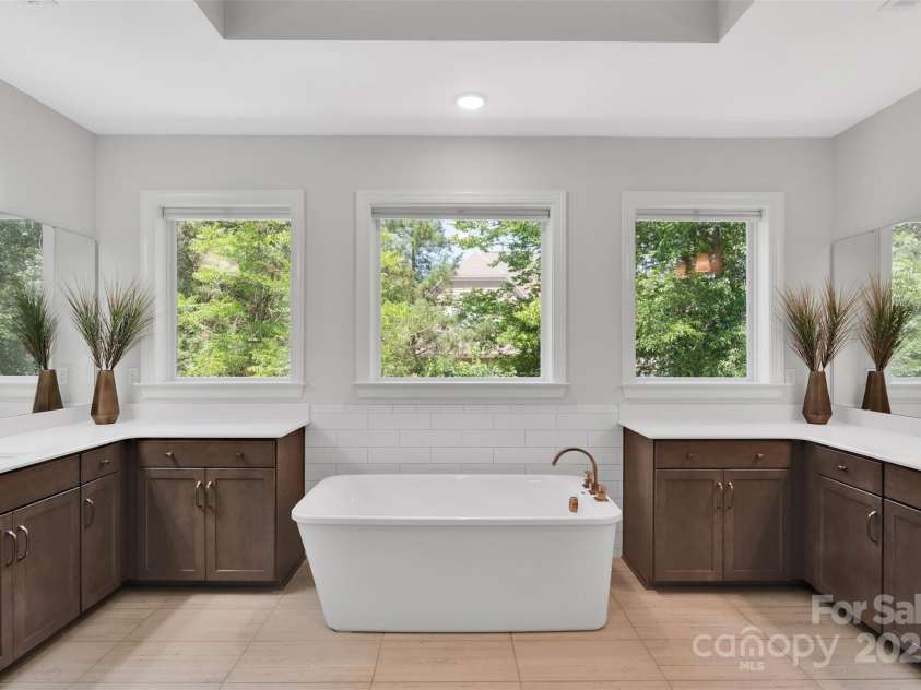 5052 Lesleewood Court, Charlotte, NC 28226.  MLS# CAR4278308, YatesRealty ID 32975. 