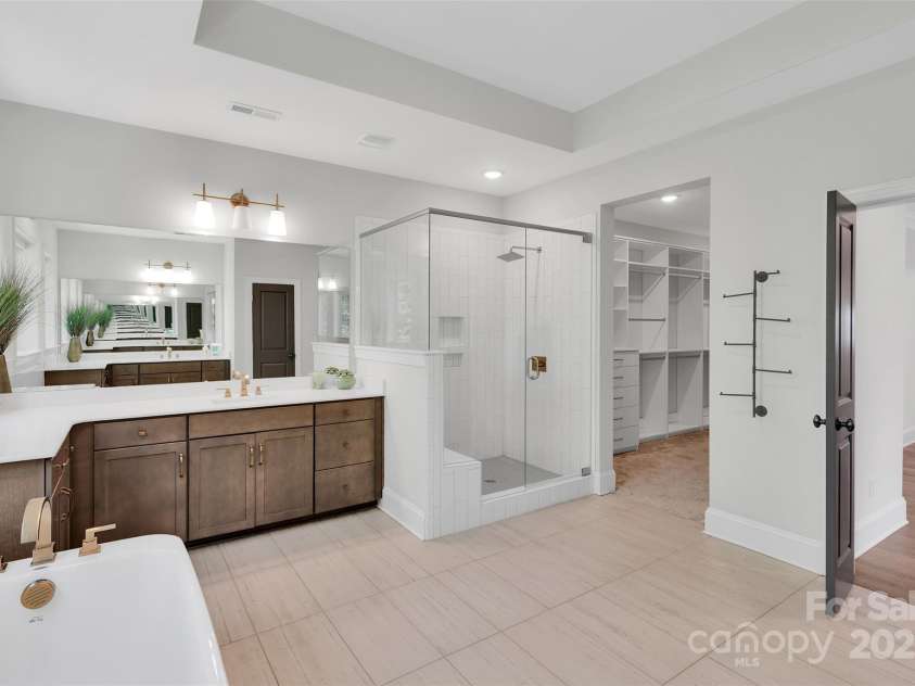 5052 Lesleewood Court, Charlotte, NC 28226.  MLS# CAR4278308, YatesRealty ID 32975. 
