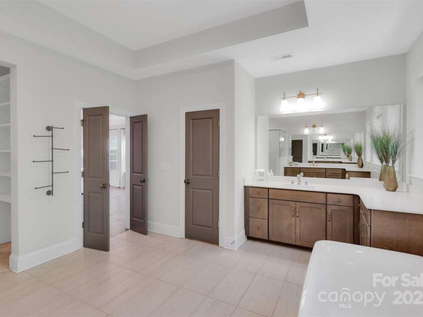5052 Lesleewood Court, Charlotte, NC 28226.  MLS# CAR4278308, YatesRealty ID 32975. 