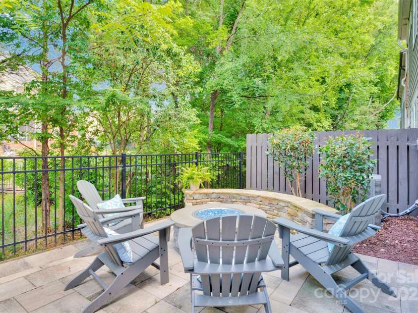 5052 Lesleewood Court, Charlotte, NC 28226.  MLS# CAR4278308, YatesRealty ID 32975. 