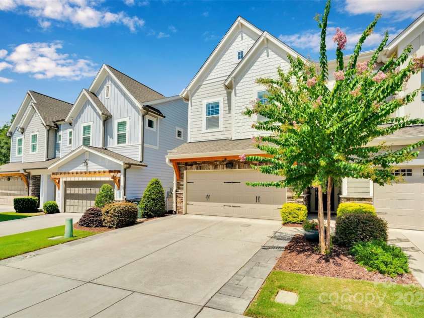 5052 Lesleewood Court, Charlotte, NC 28226.  MLS# CAR4278308, YatesRealty ID 32975. 