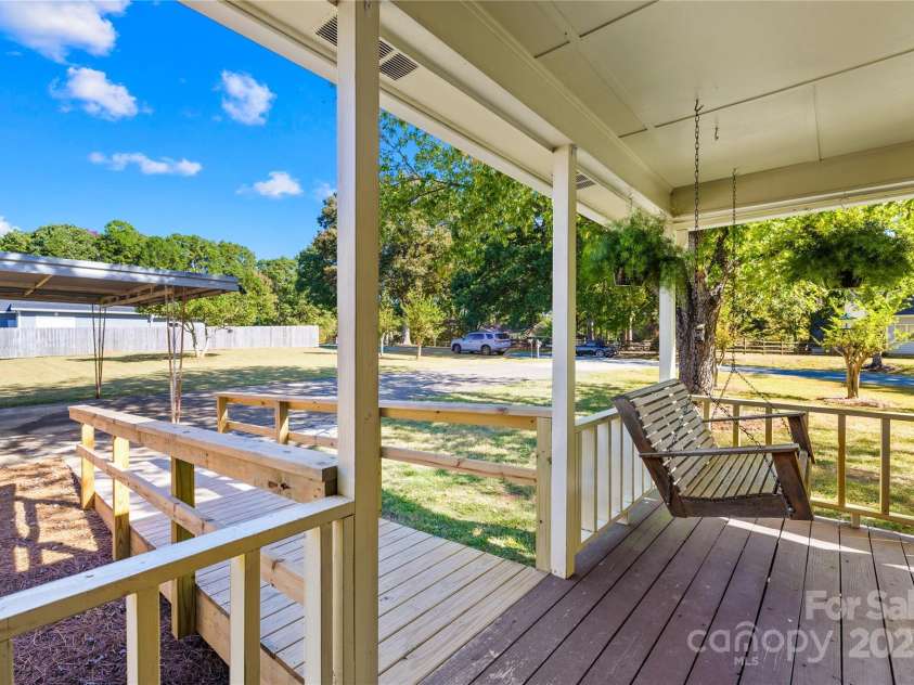 700 Chestnut Lane, Matthews, NC 28104.  MLS# CAR4314630, YatesRealty ID 32976. 