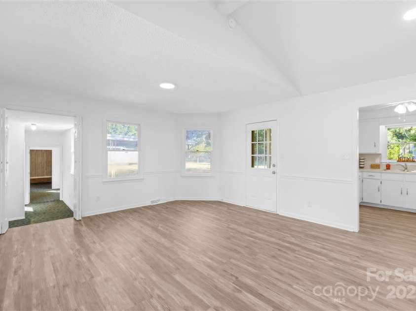 700 Chestnut Lane, Matthews, NC 28104.  MLS# CAR4314630, YatesRealty ID 32976. 