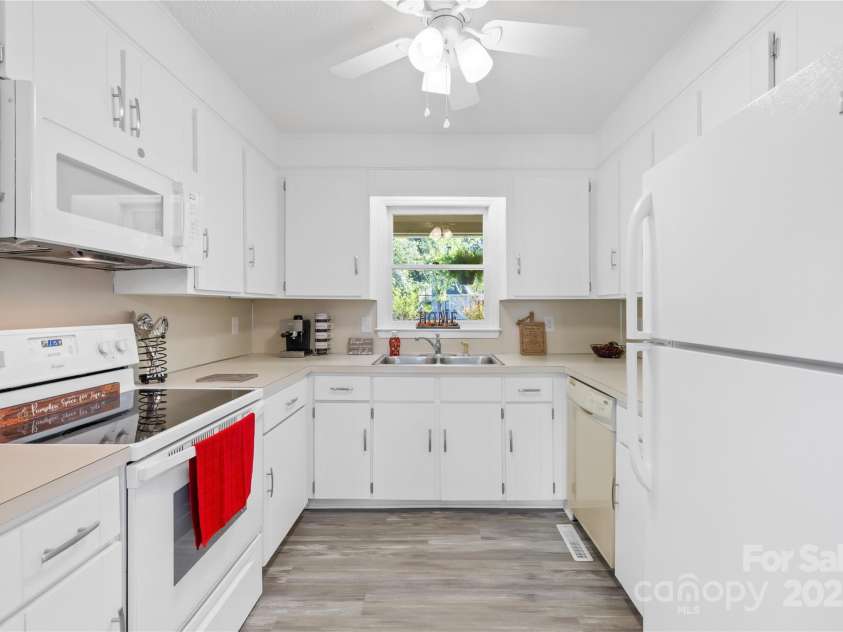 700 Chestnut Lane, Matthews, NC 28104.  MLS# CAR4314630, YatesRealty ID 32976. 