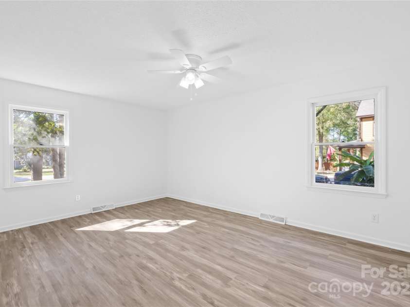 700 Chestnut Lane, Matthews, NC 28104.  MLS# CAR4314630, YatesRealty ID 32976. 