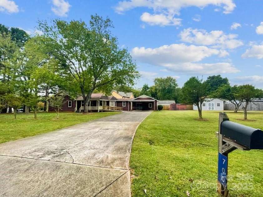 700 Chestnut Lane, Matthews, NC 28104.  MLS# CAR4314630, YatesRealty ID 32976. 