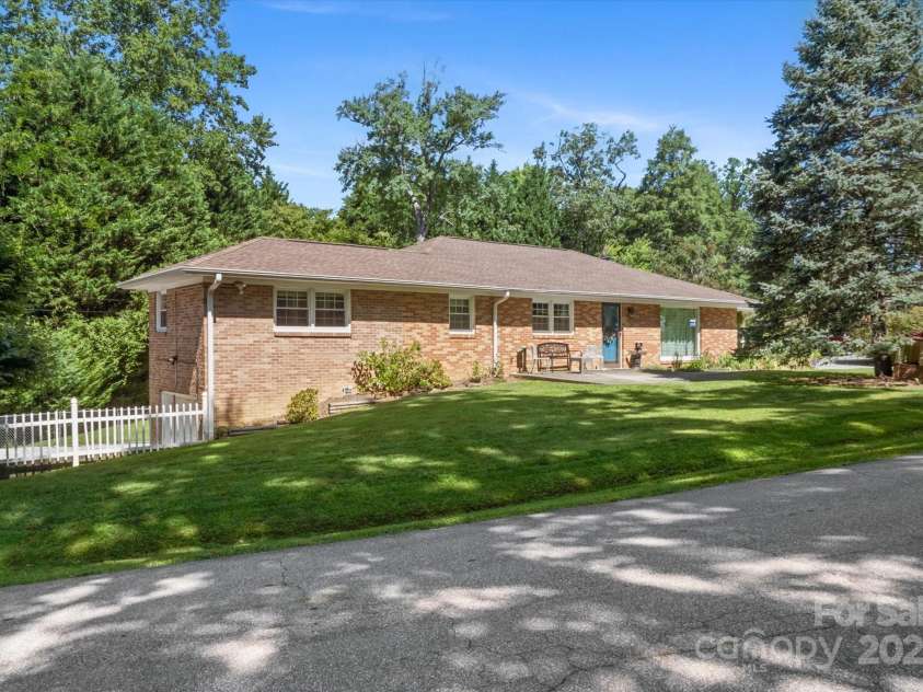441 Hillcrest Circle, Hendersonville, NC 28792.  MLS# CAR4284330, YatesRealty ID 32977. 