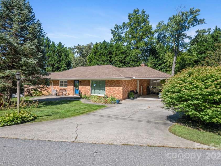 441 Hillcrest Circle, Hendersonville, NC 28792.  MLS# CAR4284330, YatesRealty ID 32977. 