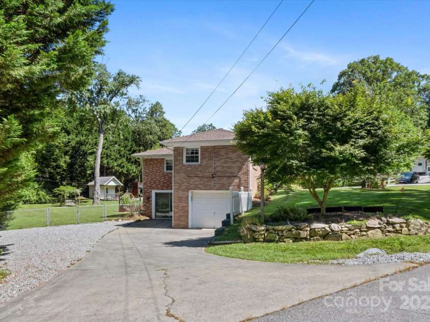 441 Hillcrest Circle, Hendersonville, NC 28792.  MLS# CAR4284330, YatesRealty ID 32977. 